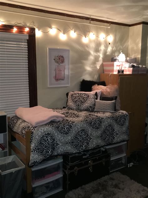 Chic And Girly Dorm Room Dorm Room Pictures Girly Dorm Room College Room