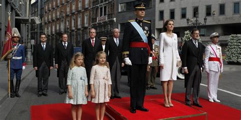 Spagna Letizia è Regina Ecco Le Immagini Della Nuova Famiglia Reale