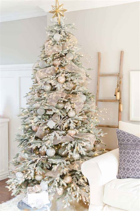 Bộ Sưu Tập Christmas Tree Decorations In White Từ Các Nhà Thiết Kế Hàng đầu