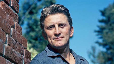 His popular films include out of the past (1947), champion (1949), ace in the hole (1951), the bad and the beautiful (1952), 20,000 leagues under the sea (1954), lust for life. Kirk Douglas, ícone da Era de Ouro de Hollywood, morre aos ...