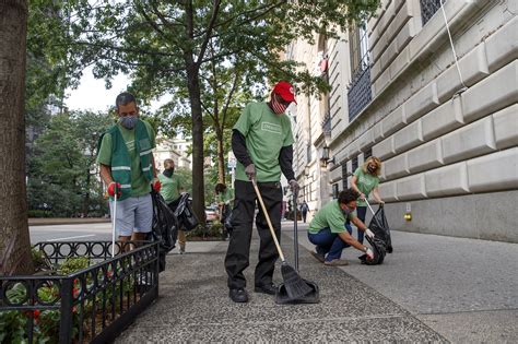 Volunteers Take Matters Into Their Own Hands To Clean Up Nyc