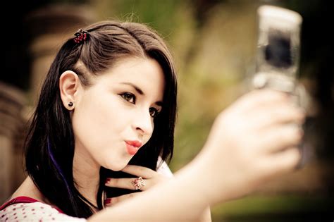 How To Take The Perfect Selfie For Instagram Perfect Selfie Selfie Tips Poses For Pictures