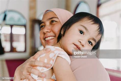 Hijab Mother And Daughter Photos And Premium High Res Pictures Getty Images