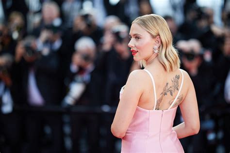 Cannes 2023 Scarlett Johansson Surprend Avec Un Tatouage étonnant Sur