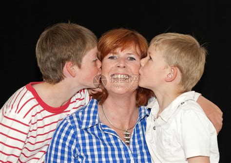母亲和她的两个儿子接吻高清图片下载 正版图片502706595 摄图网