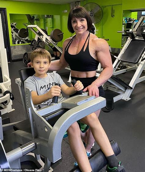 Bodybuilding Mom Admits People Are Afraid Of Her Muscular Physique Daily Mail Online