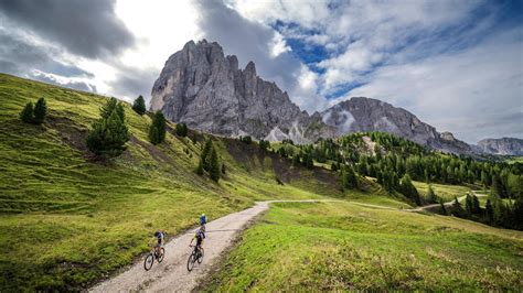 Val gardena is a valley in northern italy, in the dolomites of south tyrol. Val Gardena Active in Val Gardena - Dolomiti