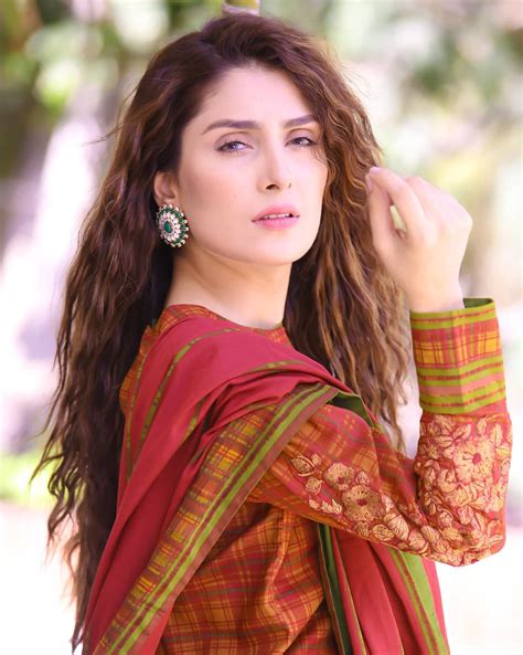 Ayeza Khan On The Set Of Her Upcoming Drama Yaariyan Pakistani Drama