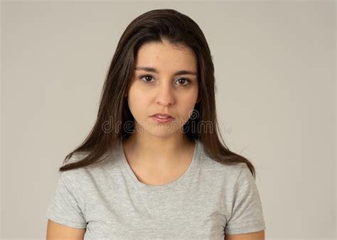 Retrato De La Mujer Joven Hermosa Con La Cara Enojada Y Seria
