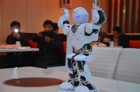 Sperimentato Con Successo In Cina Il Primo Robot Cameriere Foto