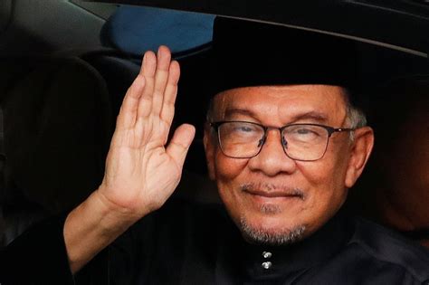 Dilantik Di Hadapan Raja Anwar Ibrahim Resmi Jadi Perdana Menteri Ke