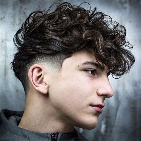Short hair, with the line and tuft combed and disheveled, wavy or even long hair … whether you are 20, 30 or 50 years does not matter: Top 35+ Men's Hairstyles For 2019