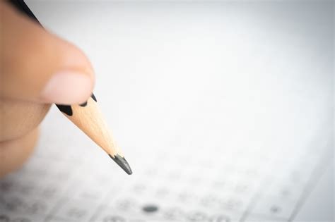 Crayon Sur La Main Qui écrit La Réponse Du Test De Lexamen Sur Le
