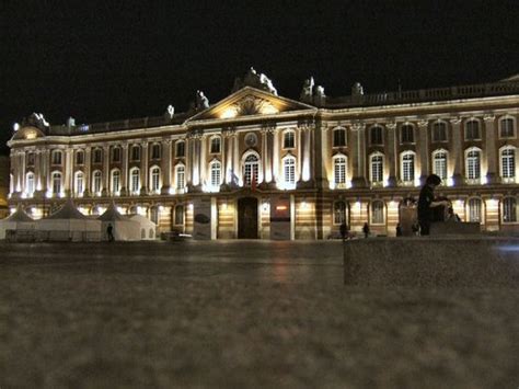 Beberapa siswa tidak lolos dalam ujian penerimaan mahasiswa baru c. Capitole Noel / TOULOUSE - PLACE DU CAPITOLE Marchés de ...