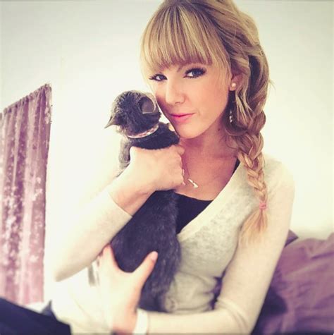 Taylor Swift Doppelganger Uses ‘fame To Help Women With Body Issues