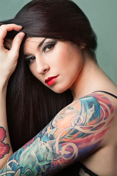 Брюнетка с татуировкой на руке Креатив Фото галерея Галерейка