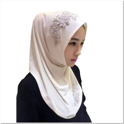 Utk ukurannya lihat di foto. 5 Contoh Model Hijab Dengan Renda Bordir Tempel Cantik dan ...
