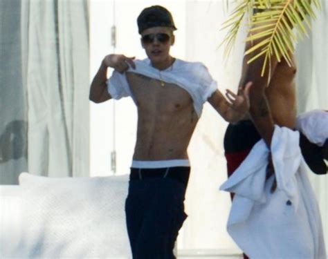 Justin Bieber Mostra Gli Addominali E Le Mutande Ai Paparazzi Ladyblitz It