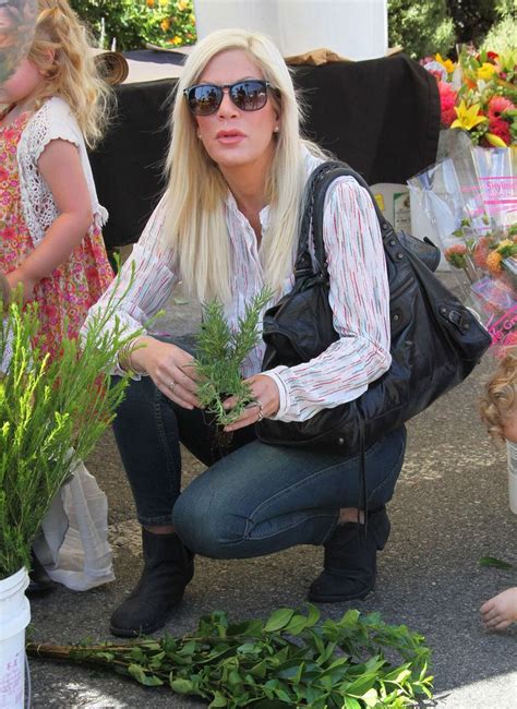 11 Photos Of Tori Spelling Having A Low Key Photo Shoot At The Farmers