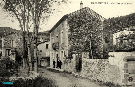 D'azur à la fontaine d'argent accostée de deux arbres d'or sur une terrasse de sinople. Les Plantiers - CPArama.com