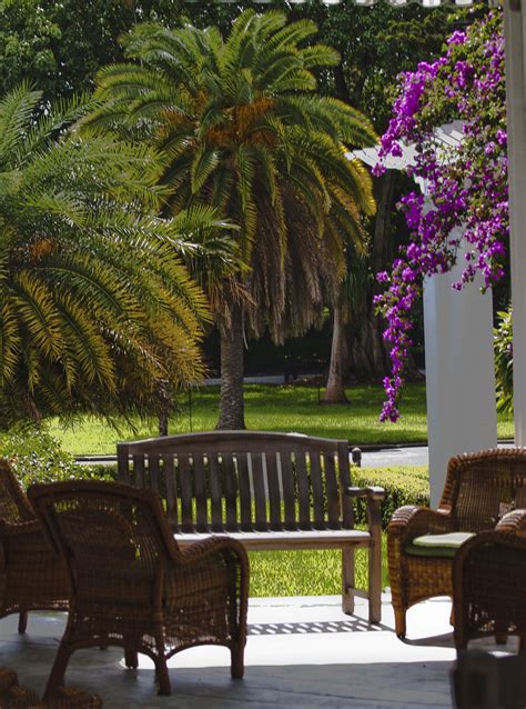 Local south florida supplier of patio furniture with a high level of service, who will continue to provide for your needs after the sale. West Palm Beach | Outdoor decor