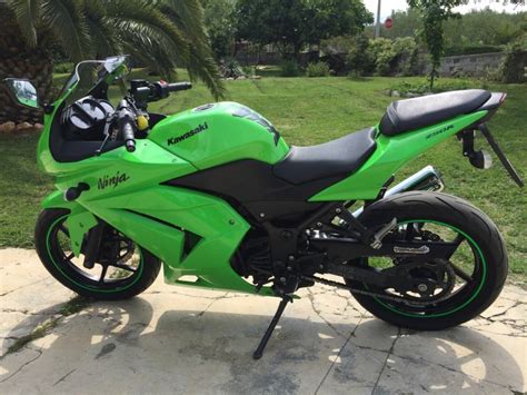 Kawasaki produced and sold the ninja250r for 20 years before considering an upgrade and getting at work to develop a brand new model, the one that was launched a couple of yeast ago and which started a complete frenzy especially among beginning riders. Kawasaki Ninja 250 R, 2009 god.