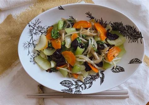 First toast the sesame seeds in a dry skillet over medium heat until light browned. How to Prepare Delicious Stir-fried bok choy - Chef Senior