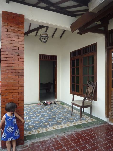 Rumah ini memiliki depan rumah yang asri karena dibalut dengan taman minimalis. Meningkatkan Kualitas Ruang dengan Renovasi - The Urban Mama