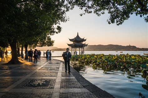 Hangzhou China November 9 2019 Beautiful Day By The West Lake