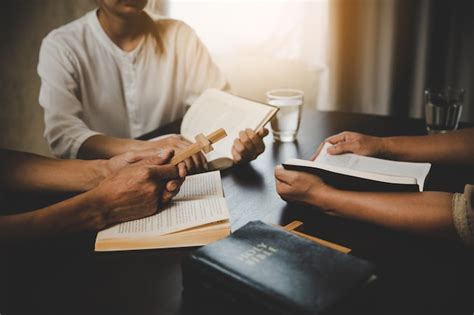 Grupo De Personas Están Leyendo La Biblia Foto Premium