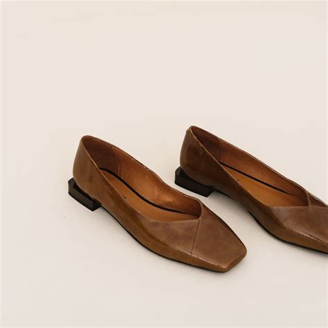 Women Ballet Flats With Squared Details In Brown Patent Leather Jonak