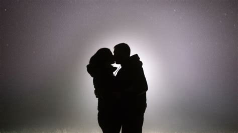 Download Wallpaper 2560x1440 Silhouettes Couple Kiss Love Romance