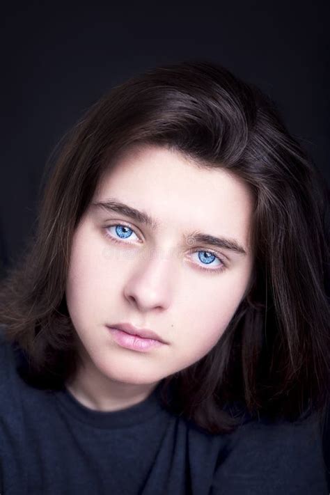Un Retrato De Un Adolescente Hermoso De Los Ojos Azules En Fondo Oscuro Foto De Archivo Imagen