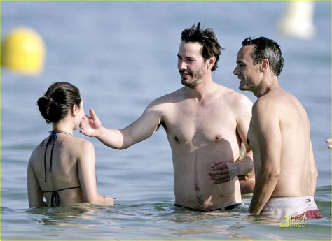 Keanu Reeves Chows Down China Photo 1229871 Photos Just Jared Celebrity News And Gossip