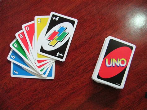 Players take turns matching a card in their hand with the current card shown on top of the deck either by color or number. Folha do Bosque: TEORIA DO UNO