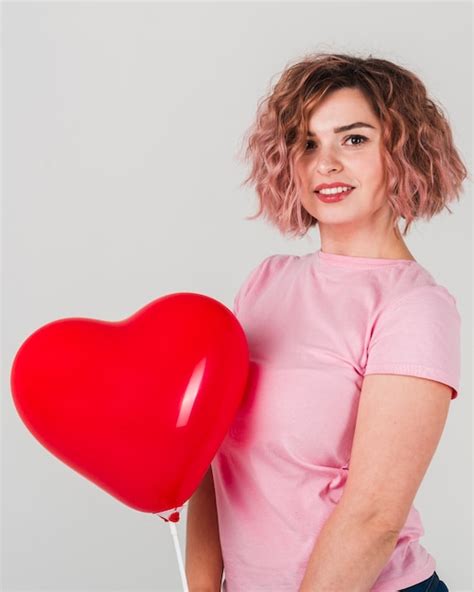 Mujer Posando Con Globo Para El Día De San Valentín Foto Gratis
