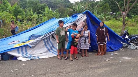 Beberapa pengungsi gempa sulbar yang mengalami luka parah mulai diterbangkan ke makassar baca selengkapnya di: Korban Gempa Sulbar Diserang Ispa, Kini Sudah ada Seribu ...