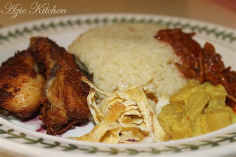 3 goreng dengan minyak yang banyak, goreng sehingga ayam kekuningan dan masak. Nasi Lemak Dengan Ayam Goreng Berempah - Azie Kitchen
