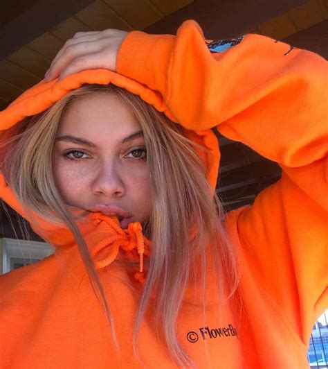 B 🐆 On Instagram “hoodie Szn 🤮🌋💧🔫🧡💍👽💚” Selfie Ideas Instagram Selfies Poses Aesthetic Girl