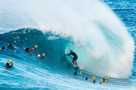 kelly slater plays to the crowd of surf photographers at backdoor on oahu s north shore kelly