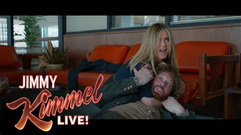 Jennifer aniston est une actrice, producteur délégué, producteur exécutif américaine. Jennifer Aniston on Office Christmas Parties - YouTube