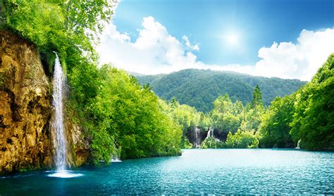 عکس با کیفیت بالا طبیعت زیبای آبشار و دریاچه با درختان و کوه های زیبا