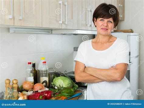 Smiling Mature Woman Kitchen Stock Image Image Of Helper Lifestyle