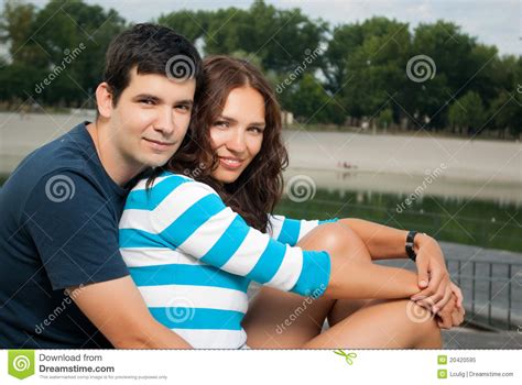 Jong Paar Dat En In Park Glimlacht Koestert Stock Afbeelding Image Of Meisje Vriend