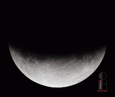 Estoy preparando el parcial de geografía. Imágenes del eclipse parcial de luna visto desde todo el mundo