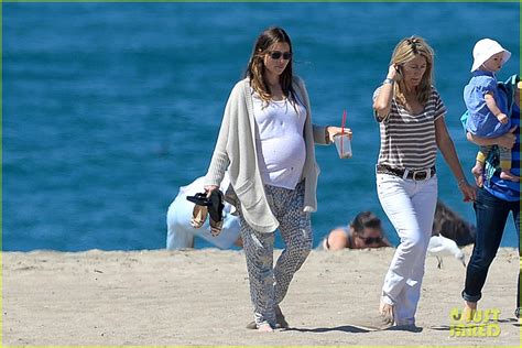Photo Pregnant Jessica Biel Decides To Skip Her Bikini At The Beach 30