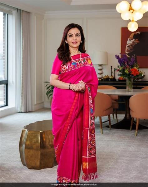 Nita Ambanis Bright Pink Six Yard Patola Saree At The Us State Lunch