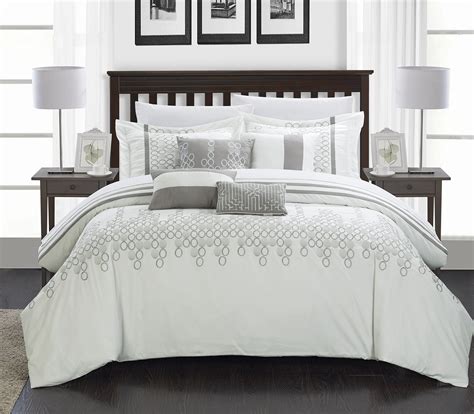 Chic Home 8 Piece Lauren Contemporary Comforter Set King White Ložnice