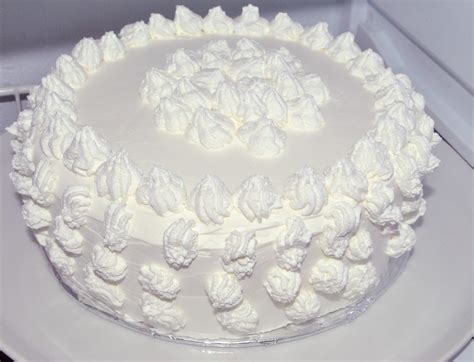 The best whipped cream frosting, perfect for frosting cakes and desserts! How to Decorate a Cake with Whipped Cream Icing: 15 Steps