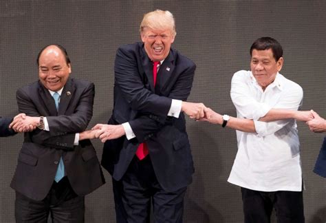 president trump appears to be caught off guard by asean summit s group handshake abc news